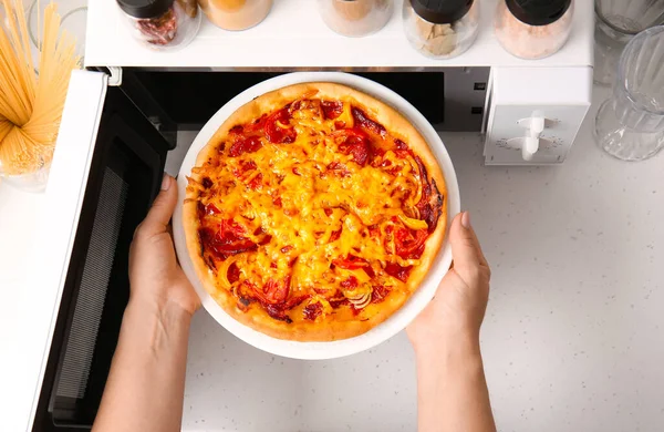 Mujer Poniendo Plato Con Pizza Horno Microondas Cocina Primer Plano —  Fotos de Stock