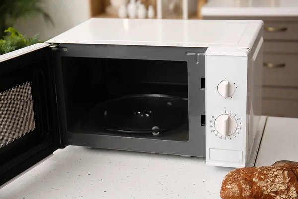 Open Microwave Oven Counter Kitchen Closeup — стоковое фото