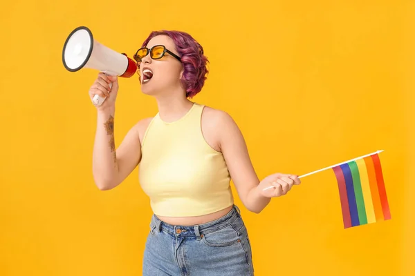 Sarı Arka Planda Lgbt Bayrağı Megafonu Olan Genç Bir Kadın — Stok fotoğraf