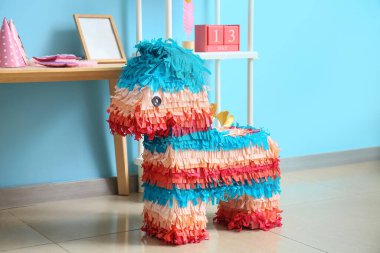 Şık bir odada at şeklinde Meksika pinyatası