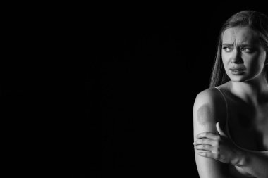 Geçmişinde morluklar olan korkmuş bir kadın. Şiddet kavramı