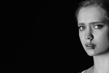 Yüzünde kan lekesi olan korkmuş bir kadın. Şiddet kavramı