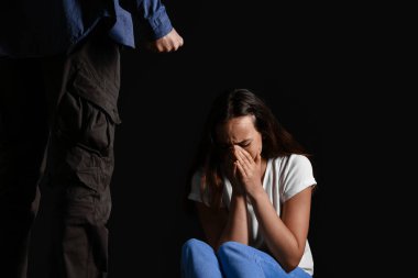 Saldırgan bir adam ve geçmişinde korkmuş genç bir kadın. Şiddet kavramı