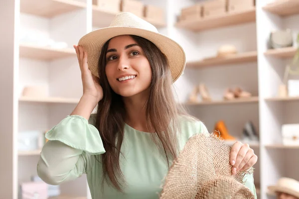 Mujer Joven Probándose Sombrero Paja Boutique — Foto de Stock