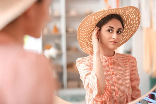 Mujer Joven Probándose Sombrero Paja Cerca Del Espejo Boutique — Foto de Stock