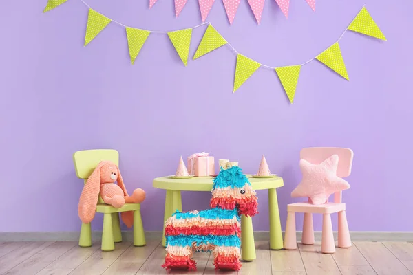 Wnętrze Pokoju Dziecięcego Stołem Krzesłami Meksykańską Pinatą Urządzoną Przyjęcie Urodzinowe — Zdjęcie stockowe