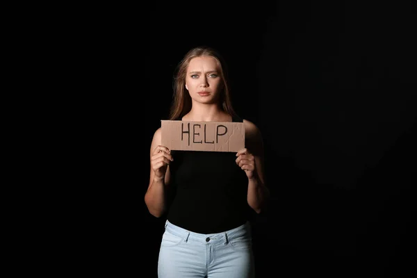 Mujer Sosteniendo Papel Con Palabra Ayuda Sobre Fondo Oscuro Concepto — Foto de Stock