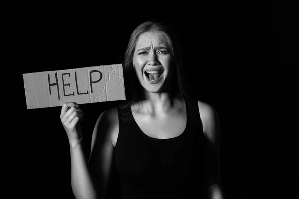 Mujer Asustada Sosteniendo Papel Con Palabra Ayuda Sobre Fondo Oscuro —  Fotos de Stock