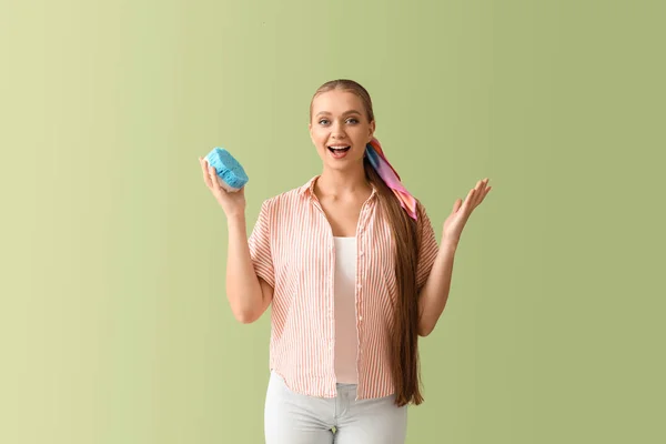 Gelukkig Jong Vrouw Met Spons Kleur Achtergrond — Stockfoto