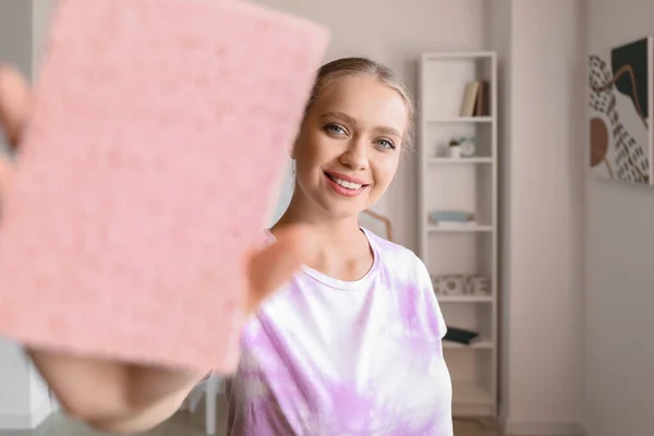 Mujer Joven Con Esponja Casa — Foto de Stock