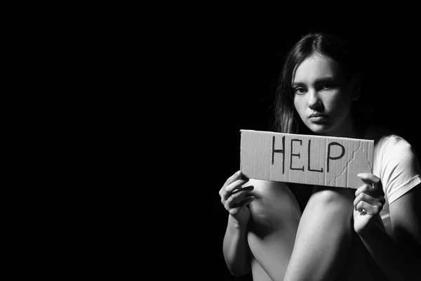 Eine Verängstigte Frau Hält Papier Mit Wort Hilfe Auf Dunklem — Stockfoto