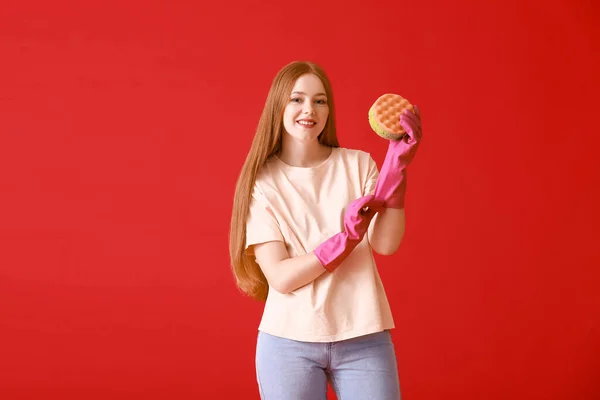 Junge Frau Mit Schwamm Auf Farbigem Hintergrund — Stockfoto