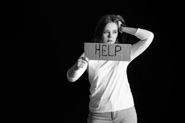 Sad Woman Holding Paper Word Help Dark Background Violence Concept — Stock Photo, Image