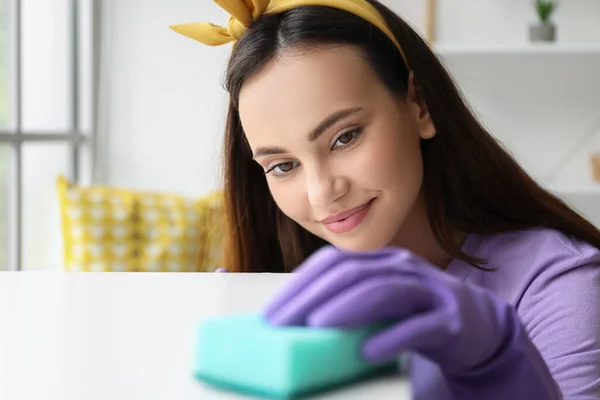 Młoda Kobieta Sprząta Swój Dom — Zdjęcie stockowe