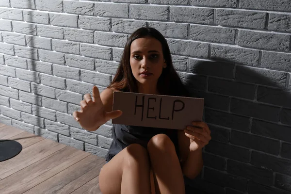 Mujer Joven Asustada Sosteniendo Papel Con Palabra Ayuda Cerca Pared —  Fotos de Stock