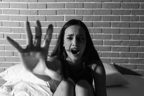 Mujer Joven Asustada Cama Concepto Violencia —  Fotos de Stock