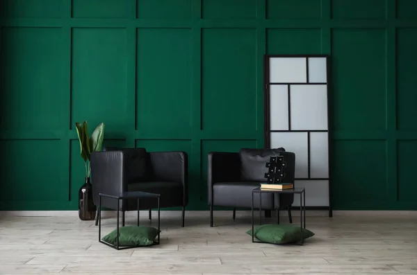黒のアームチェアと緑の壁とモダンなリビングルームのインテリア — ストック写真