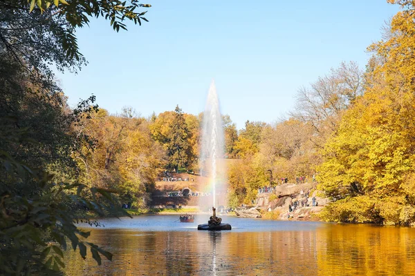 Vijver Met Mooie Fontein Herfstpark — Stockfoto