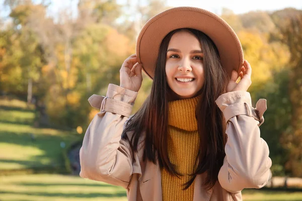 Beautiful Smiling Woman Wearing Felt Hat Autumn Park — Zdjęcie stockowe