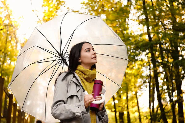 Jonge Vrouw Met Paraplu Thermosfles Herfstbos — Stockfoto