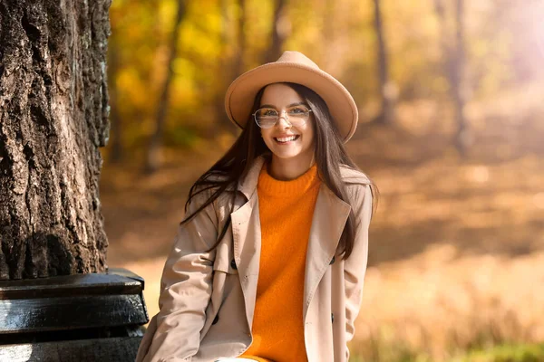 Happy Fashionable Woman Sitting Bench Sunny Autumn Day — Zdjęcie stockowe
