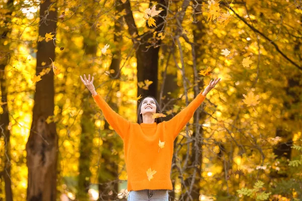 Young Woman Having Fun Autumn Park — Stock Photo, Image