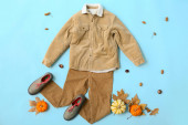 Sada stylové dětské oblečení a podzimní výzdoba na modrém pozadí