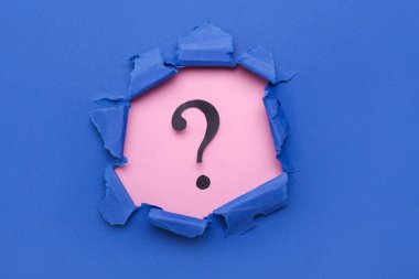 Siyah soru işareti yırtık mavi kağıtla görülebilir