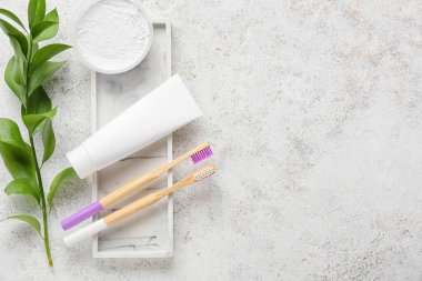 Bambu diş fırçaları, yapıştırıcı, toz ve bitki dalları grunge arka planda