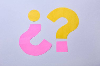 Gri arkaplanda kağıttan yapılmış soru işaretleri