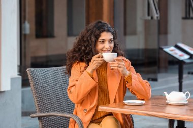 Sokak kafesinde çay içen güzel bir kadın.