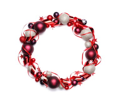 Beyaz arka planda güzel bir Noel kompozisyonundan yapılmış çerçeve