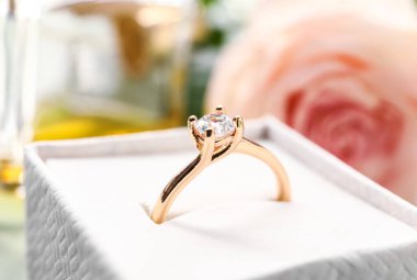 Bulanık arkaplanda altın nişan yüzüğü olan kutu, yakın plan.