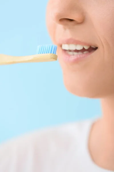 Frau Mit Bambus Zahnbürste Auf Blauem Hintergrund Nahaufnahme — Stockfoto