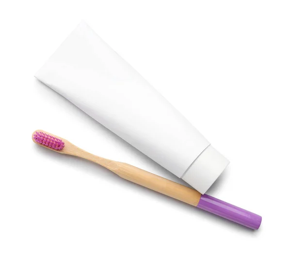 Brosse Dents Bambou Violet Pâte Sur Fond Blanc — Photo