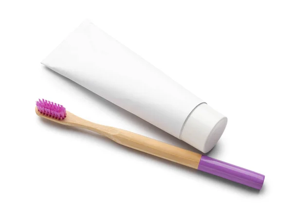 紫色の竹歯ブラシと白の背景にペースト — ストック写真