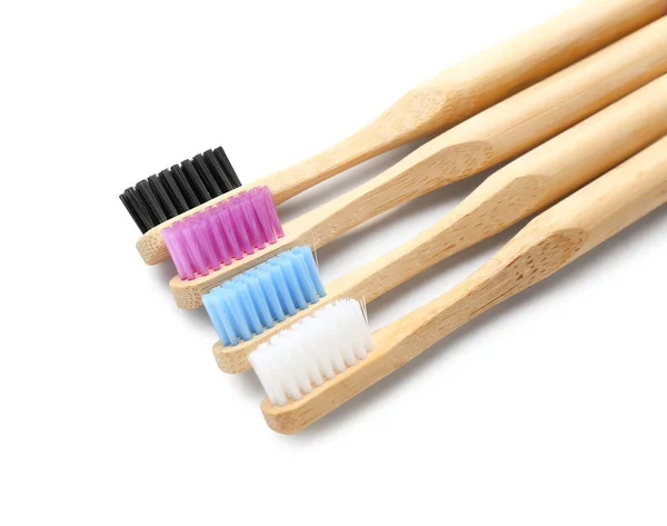 Beyaz Arka Planda Bambu Diş Fırçaları — Stok fotoğraf