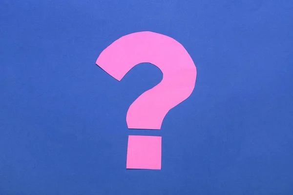Vraagteken Gemaakt Van Roze Papier Blauwe Achtergrond — Stockfoto