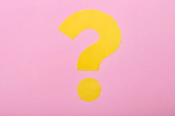 Vraagteken Van Geel Papier Roze Ondergrond — Stockfoto