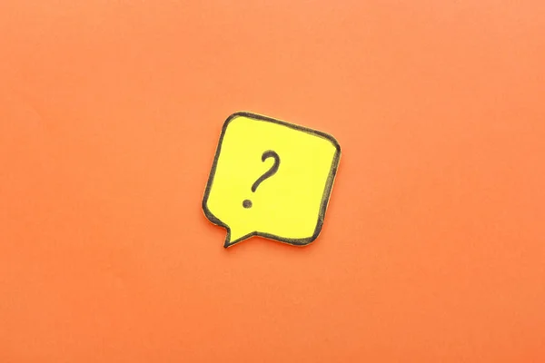 Haftnotiz Form Einer Sprechblase Mit Fragezeichen Auf Orangefarbenem Hintergrund — Stockfoto
