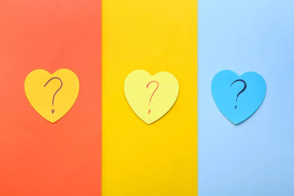 Renk Arkaplanı Üzerinde Soru Işaretleri Olan Kalp Şeklinde Yapışkan Notlar — Stok fotoğraf