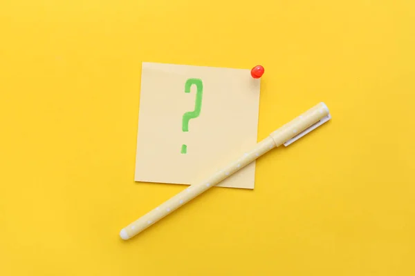 Sticky Note Question Mark Pin Pen Yellow Background — ストック写真