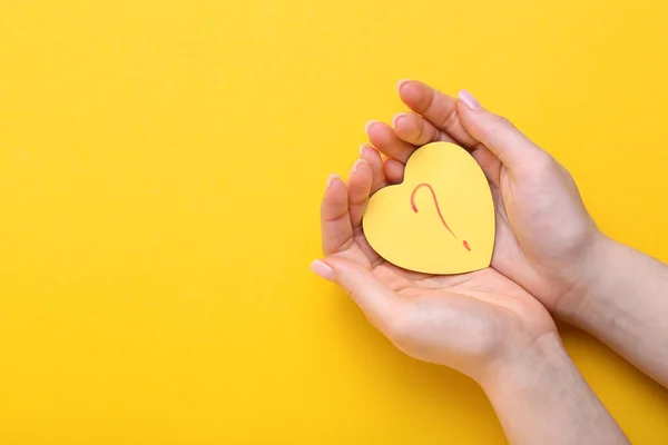 Γυναίκα Κρατώντας Καρδιά Σχήμα Κολλώδη Σημείωση Ερωτηματικό Κίτρινο Φόντο — Φωτογραφία Αρχείου