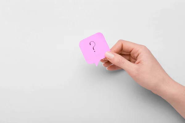Woman Holding Sticky Note Question Mark Light Background — Stock Photo, Image