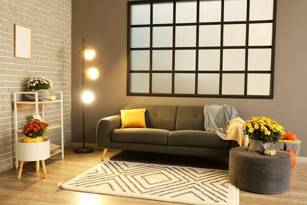 Interior Elegante Sala Estar Con Cómodo Sofá Lámpara Pie Brillante —  Fotos de Stock
