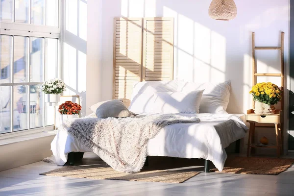 Belo Interior Quarto Com Mobiliário Moderno Flores Crisântemo — Fotografia de Stock