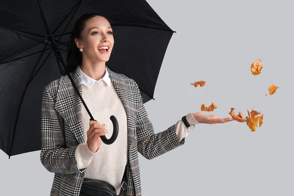 Mujer Emotiva Con Paraguas Hojas Otoño Sobre Fondo Gris — Foto de Stock