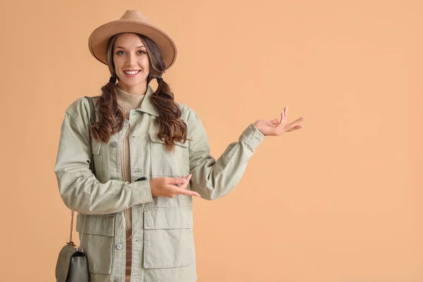 Joven Mujer Moda Apuntando Algo Fondo Color — Foto de Stock