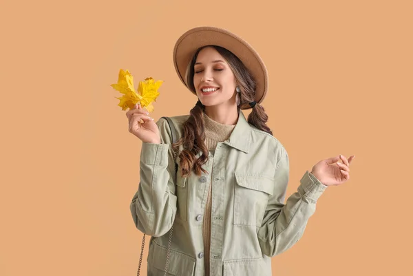 Smiling Woman Beautiful Autumn Leaf Color Background — Stock Fotó
