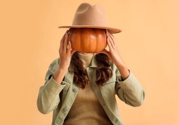 Mujer Sosteniendo Calabaza Con Sombrero Fieltro Sobre Fondo Color —  Fotos de Stock